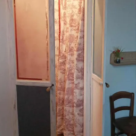 L'escale Au Coin De La Rue